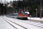 In voller Fahrt durchfhrt 1044 070 mit EC151  Emona  den Bahnhof Breitenstein, 20.12.2008.