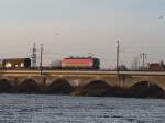 Mit einem 29 Waggon langem Gterzug berquert die 1044 037-0 die Italienerschleife der Floridsdorfer Hochbahn. (19.01.2009)