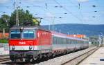 1044 071 saust am 7.9.2009 mit einem IC durch den Bahnhof Bad Vslau 