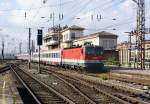 1044 068 mit OIC252 bei der Einfahrt in Wien Sdbahnhof, 30.10.2009.