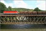 1044 043 berquert mit einem Holzzug die Murbrcke in Leoben.
28.05.2009