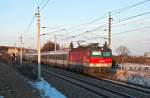 Im allerletzen Sonnenlicht des Tages hat der EC 159  Croatia  mit 1044 122 den Busserltunnel zwischen Gumpoldskirchen und Pfaffsttten hinter sich gelassen.