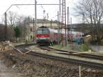 BB 1044 mit Doppelstock-Wendezug bei der Einfahrt in den Bahnhof Melk