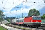 1044 115 mit RoLa bei der Durchfahrt in Brixlegg Richtung Wrgl am 20.5.2010.