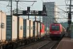 1044 096 mit Containerganzzug trifft auf 1216 236 mit EC 76  Antonin Dvorak  in Wien Haidestrae.