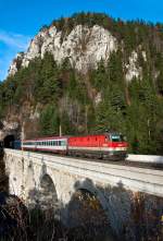 1044 068 mit EN 234  Allegro Tosca  hat den Polleros-Tunnel bereits verlassen und befindet sich am Krausel-Klause-Viadukt.