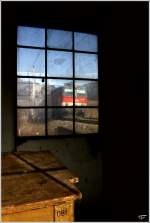 Impression durch das Fenster eines ehem. Bahnwrterhuschen.
1044 064 mit IC 733  Sonnenstadt Lienz  von Wien Meidling nach Lienz. Scheifling 22.3.2011
