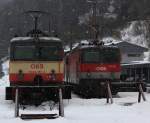 Die Schachbrett 1044 117 und 1044 096 abgestellt in Landeck Zams am 05.01.12