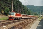 1044.501 mit einen Eilzug bei der Einfahrt in Payerbach/Reichenau im Sommer 1990