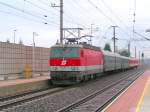 1044 077-4 hat E 5914 (Erlebniszug-Donau) am Haken, Bhf.