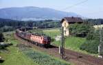 ÖBB 1044.016 am 13. Juni 1987 um 11.02 Uhr mit einem Güterzug unterwegs in Richtung Freilassing.