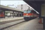 1044 256 hlt mit einem EuroCity nach Wien Westbahnhof im Sommer 2001 in Kufstein.