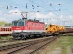 Die stark ausgebleichte 1044 039 am 07.04.2007 mit einem Gterzug bei der Durchfahrt in Wels in Richtung Passau.