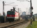 1044 039 mit Wortmarke zieht einen Gterwaggon Richtung Linz Hbf, Foto entstanden am 11.4.2007 zwischen Ansfelden und Nettingsdorf