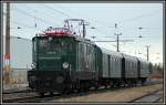 1045.09 mit Sonderzug 16101 auf der Fahrt nach Mrzzuschlag, kurz vor der Durchfahrt der S-Bahnstation Atzgersdorf-Mauer am 4.3.2006