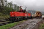 Im Bahnhof Admont verschiebt am 3.5.2023 die 1063 020 als Reserve Sl21 einen Güterwagen zum Holzladeplatz wo schon eine fuhre Holz wartet.