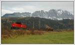 1063.024 mit dem verfrhten VG 72620 kurz vor Stein an der Enns am 2.11.2007. Im Gegensatz zu meinem Fotokollegen Manfred Wolf hatte ich zwangslufig eine tiefere Position, da wir ja erst am Weg zu unserer ersten Fotostelle waren, und der Zug wie gesagt etwas zu frh drann war. Im Hintergrund ist der Grimming zu sehen.