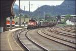 1063 042 rollt mit einem Nahgterzug in den Bahnhof Kufstein ein. Im Zug eingereiht ist ein grner Gterzugbegleitwagen, in dem das Rangierpersonal mitfhrt.