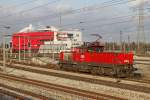 1064 009 in Wien Zentralverschiebebahnhof am 10.12.2015. Im Hintergrund ist ein Betriebgebäude des Bahnhofs zu erkennen.