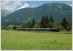 1080.01 am 19.7.2008 mit ihrem Sonderzug R 16437 von Selzthal nach Hieflau mit dem Wallfahrtskirche Frauenberg im Hintergrund kurz vor Admont.