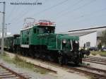 1100 102 mit einem Sonderzug bei der Durchfahrt durch den Frachtenbahnhof Wien Ost, am 30-08-2002