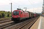 Einfahrt am Abend des 27.08.2015 von 1116 036 mit einem gemischten Güterzug aus Nürnberg Rbf in Regensburg Hbf in Richtung Süden.