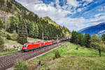 1116 098-5 und 1116 143-9 fahren mit einem Güterzug im Bahnhof Penk die Tauernbahn-Südrampe hinauf.