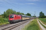 1116 058 fährt mit einem ARS Altmann Autotransportzug in Langenisarhofen vorüber.Bild vom 9.6.2017