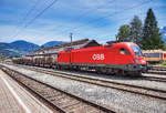 1116 267-6 steht am 8.6.2017 mit einem Holzzug im Bahnhof Lienz.