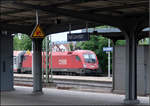 Hinten eine Zugdurchfahrt -    Auf Gleis 8 des Bahnhofes Stuttgart-Bad Cannstatt passiert ein EC-Zug mit Tauri an beiden Enden, hier ein Durchblick zur Schublok.