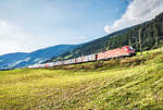 1116 275-9 „Max“ bringt die Radlzug-Garnitur, bestehend aus drei Fahrradtransportwaggons und einer vierteiligen Dosto-Wendezug-Garnitur, als Lpz von San Candido/Innichen nach Lienz