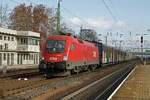 1116 047 mit Güterzug fährt am 27.11.2017 durch den Bahnhof Komarom.