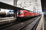 1116 273-4, 1116 267-6 und 1116 090-2 durchfahren mit einem KLV auf der Fahrt in Richtung Villach, den Bahnhof Spittal-Millstättersee.