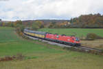 1116 259 und 1116 256 mit einem Autotransportzug Richtung Regensburg bei Edlhausen, 02.11.2016