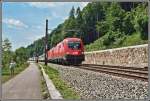 1116 089 und eine Schwesterlok bringen im Juni 2005 den OEC 565  ZUKUNFTSZENTRUM TIROL  von Innsbruck nach Wien Westbahnhof.