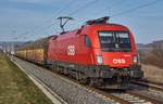 1116 175 der ÖBB ist mit einen Autozug in Würzburg/Süd am 07.02.2018 in Richtung Süden unterwegs.