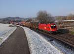 Die 1116 136 mit einem Autoteilezug am 02.12.2017 unterwegs bei Pölling.