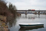 Eine 1116 mit einem gemischten Güterzug Richtung Regensburg bei der Überquerung der Donau in Regensburg-Prüfening, 04.03.2017