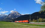 Ein Lokzug, bestehend aus 3 Tauri und der 1144 045, der von der frischen 1116 132-2 angeführt wird, fährt bei Flaurling Richtung Innsbruck; 06.10.2018.