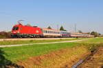 Die 1116 267 der ÖBB mit einem IC auf der Strecke Salzburg in Richtung München am 17.10.18 bei Übersee am Chiemsee.