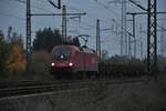 Mit dem Dunkelwerden am Freitagabend kommt die 1116 173 mit einem Schienenzug in Lintorf an und muss auch vor dem Signal anhalten und lange warten.