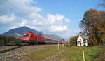 1116 093 mit dem EC 164  Transalpin  (Graz Hbf - Zürich HB) bei Hagau (Kramsach), 21.10.2018.