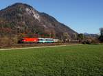 Die 1116 161 mit einem Militärzug am 10.11.2018 unterwegs bei Schaftenau.