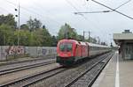 Nachschuss auf 1116 138 (ex. Heeressport) am 12.09.2017 bei Regen, als diese am Zugschluss vom EC 112 (Klagenfurt Hbf - Frankfurt (Main) Hbf), welcher von der 1016 042 geführt wurde, durch den Bahnhof von Zorneding gen München Ost fuhr.