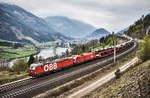 1293 025-3 und 1116 111-6 fahren mit einem Autozug, bei Mühldorf, die Tauernbahn-Südrampe hinunter.
Aufgenommen am 13.4.2019.