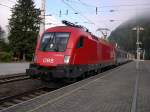 Taurus 1116 055-3 fhrt am 16.10.2005 mit EC 111 Mnchen-Klagenfurt im Bahnhof Werfen ein.