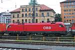 Seitenportrait von 1116 167, als diese am Abend des 03.07.2018 hinter 1144 111 mit einem gemischten Güterzug aus dem Innsbrucker Hauptbahnhof in Richtung Hall in Tirol ausfuhr.