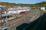 Einfahrt von IC 189, Stuttgart - Singen, in den Bahnhof von Horb, am 11.10.2019 gezogen von 1116 099-3.