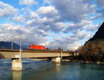 Im besten Sonnenschein schiebt 1116 188 der ROLA 52446 (Brennersee Terminal - Wörgl Terminal Nord) nach und überquert den türkisfarbenen Inn kurz vor dem Bahnhof Brixlegg.(07.12.2019)