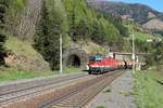 Die 1144 265 und 1116 160 zogen und 1144 220 schob den G49905 von Gummern nach Salzburg Gnigl‐Vbf am 20.4.2016 hier bei der Durchfahrt der Hst. Oberfalkenstein.
Links ist noch das nördliche Portal des Leutschachertunnel zu sehen.